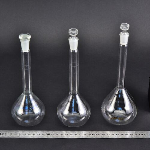 Set of three mixed volumetric flasks, with glass stoppers, 200 ml Set of three mixed volumetric flasks, with glass stoppers, 200 ml