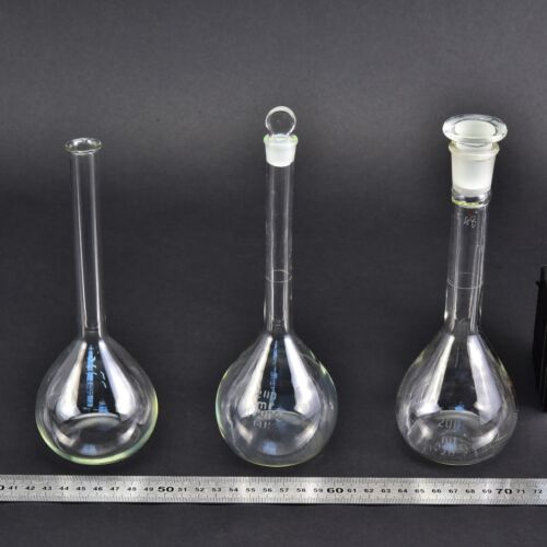 Set of three mixed volumetric flasks, with two glass stoppers, 200 ml Set of three mixed volumetric flasks, with two glass stoppers, 200 ml