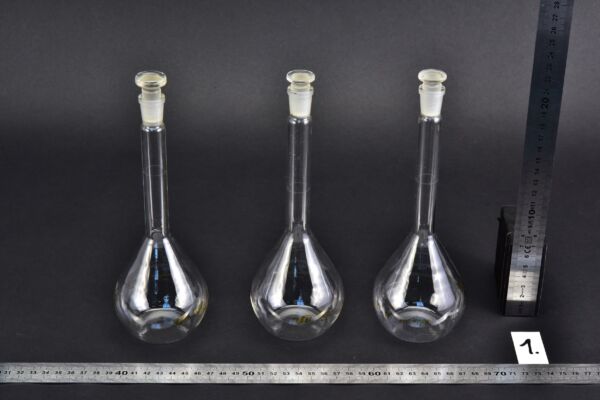 Set of three MSZ-marked volumetric flasks, with glass stoppers, 250 ml – No. 1 Set of three MSZ-marked volumetric flasks, with glass stoppers, 250 ml – No. 1