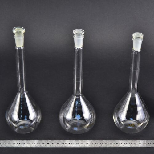 Set of three MSZ-marked volumetric flasks, with glass stoppers, 250 ml – No. 2 Set of three MSZ-marked volumetric flasks, with glass stoppers, 250 ml – No. 2