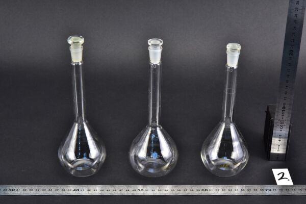 Set of three MSZ-marked volumetric flasks, with glass stoppers, 250 ml – No. 2 Set of three MSZ-marked volumetric flasks, with glass stoppers, 250 ml – No. 2