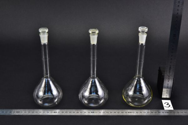 Set of three UNIVERSIL volumetric flasks, with glass stoppers, 250 ml – No. 3 Set of three UNIVERSIL volumetric flasks, with glass stoppers, 250 ml – No. 3