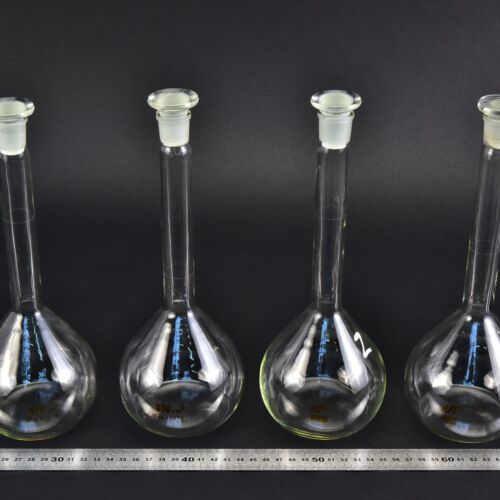 Set of four MSZ-marked volumetric flasks, with glass stoppers, 500 ml – No. 3