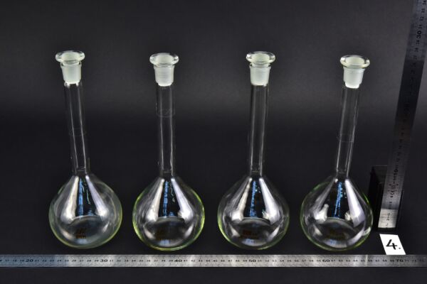 Set of four MSZ-marked volumetric flasks, with glass stoppers, 500 ml – No. 4 Set of four MSZ-marked volumetric flasks, with glass stoppers, 500 ml – No. 4