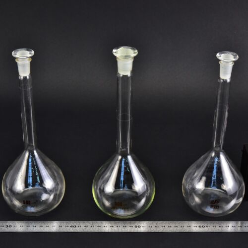 Set of three MSZ-marked volumetric flasks, with glass stoppers, 500 ml – No. 7 Set of three MSZ-marked volumetric flasks, with glass stoppers, 500 ml – No. 7