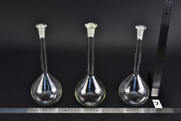 Set of three MSZ-marked volumetric flasks, with glass stoppers, 500 ml – No. 7 Set of three MSZ-marked volumetric flasks, with glass stoppers, 500 ml – No. 7