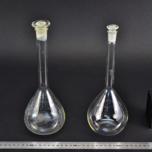Pair of JENA volumetric flasks, with glass stoppers, 500 ml Pair of JENA volumetric flasks, with glass stoppers, 500 ml