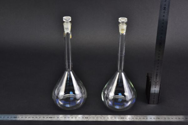 Pair of BLAUBRAND volumetric flasks, with blue markings and glass stoppers, 500 ml Pair of BLAUBRAND volumetric flasks, with blue markings and glass stoppers, 500 ml
