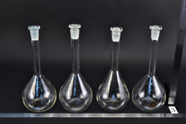 Set of four MSZ-marked volumetric flasks, with glass stoppers, 1000 ml – No. 3 Set of four MSZ-marked volumetric flasks, with glass stoppers, 1000 ml – No. 3