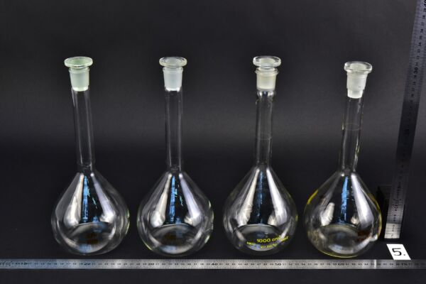 Set of four MSZ-marked volumetric flasks, with glass stoppers, 1000 ml – No. 5 Set of four MSZ-marked volumetric flasks, with glass stoppers, 1000 ml – No. 5