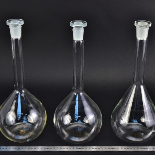 Set of three MSZ-marked volumetric flasks, with glass stoppers, 2000 ml – No. 1 Set of three MSZ-marked volumetric flasks, with glass stoppers, 2000 ml – No. 1