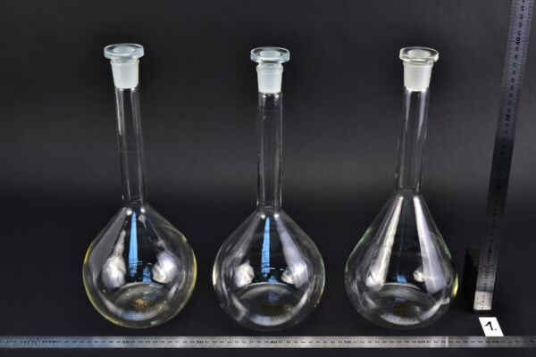 Set of three MSZ-marked volumetric flasks, with glass stoppers, 2000 ml – No. 1 Set of three MSZ-marked volumetric flasks, with glass stoppers, 2000 ml – No. 1