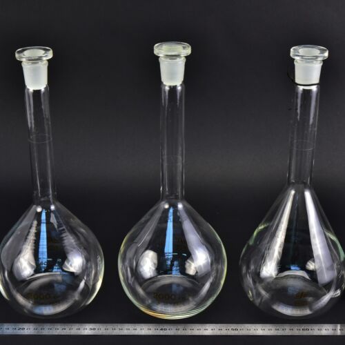 Set of three MSZ-marked volumetric flasks, with glass stoppers, 2000 ml – No. 2 Set of three MSZ-marked volumetric flasks, with glass stoppers, 2000 ml – No. 2