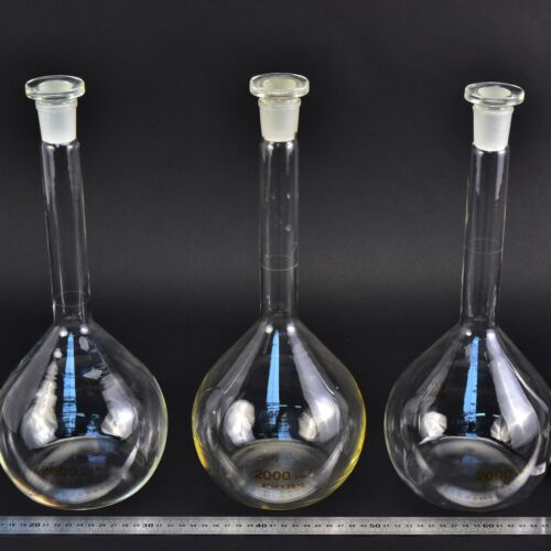 Set of three MSZ-marked volumetric flasks, with glass stoppers, 2000 ml – No. 3 Set of three MSZ-marked volumetric flasks, with glass stoppers, 2000 ml – No. 3