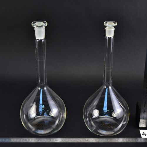 Pair of MSZ-marked volumetric flasks, with glass stoppers, 2000 ml – No. 4 Pair of MSZ-marked volumetric flasks, with glass stoppers, 2000 ml – No. 4