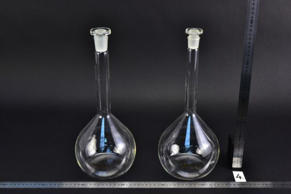 Pair of MSZ-marked volumetric flasks, with glass stoppers, 2000 ml – No. 4 Pair of MSZ-marked volumetric flasks, with glass stoppers, 2000 ml – No. 4