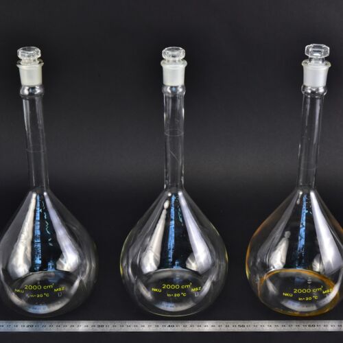 Set of three older MSZ-marked volumetric flasks, with octagonal-headed glass stoppers, 2000 ml