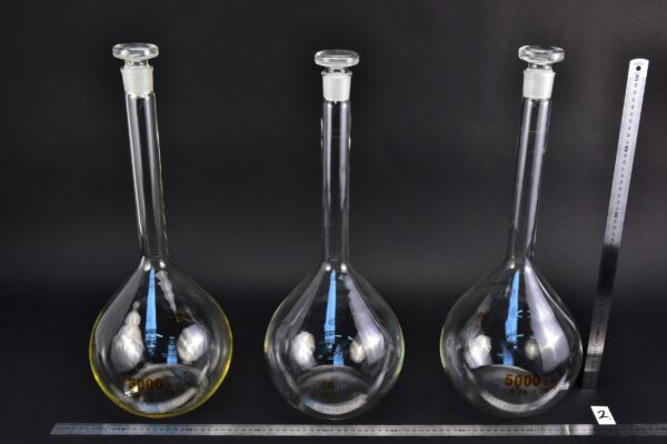 Set of three MSZ-marked volumetric flasks, with glass stoppers, 5000 ml – No. 2 Set of three MSZ-marked volumetric flasks, with glass stoppers, 5000 ml – No. 2
