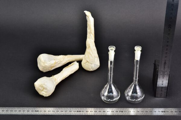 Set of five volumetric flasks with glass stoppers, partly paper-wrapped, 50 ml Set of five volumetric flasks with glass stoppers, partly paper-wrapped, 50 ml
