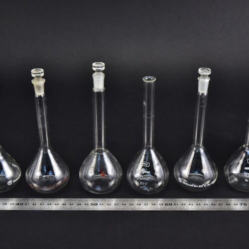 Set of six mixed volumetric flasks, partly fitted with stoppers, 100 ml – No. 3 Set of six mixed volumetric flasks, partly fitted with stoppers, 100 ml – No. 3