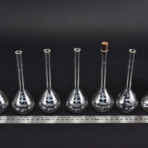Set of seven mixed volumetric flasks, partly fitted with stoppers, 50 ml – No. 6 Set of seven mixed volumetric flasks, partly fitted with stoppers, 50 ml – No. 6