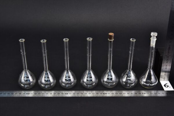 Set of seven mixed volumetric flasks, partly fitted with stoppers, 50 ml – No. 6 Set of seven mixed volumetric flasks, partly fitted with stoppers, 50 ml – No. 6