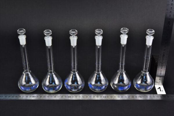 Set of six volumetric flasks with blue markings and octagonal-headed glass stoppers, 100 ml – No. 1 Set of six volumetric flasks with blue markings and octagonal-headed glass stoppers, 100 ml – No. 1