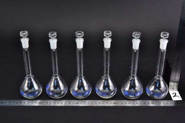 Set of six volumetric flasks with blue markings and octagonal-headed glass stoppers, 100 ml – No. 2 Set of six volumetric flasks with blue markings and octagonal-headed glass stoppers, 100 ml – No. 2