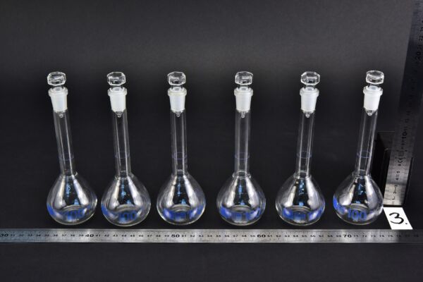 Set of six volumetric flasks with blue markings and octagonal-headed glass stoppers, 100 ml – No. 3 Set of six volumetric flasks with blue markings and octagonal-headed glass stoppers, 100 ml – No. 3