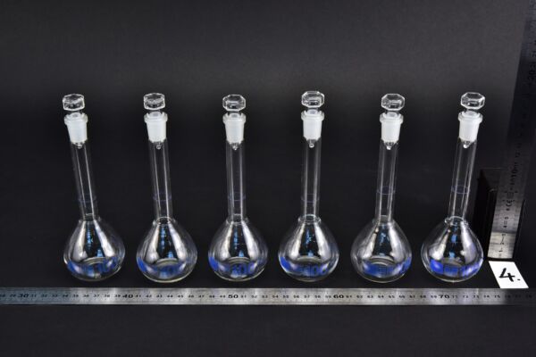 Set of six volumetric flasks with blue markings and octagonal-headed glass stoppers, 100 ml – No. 4 Set of six volumetric flasks with blue markings and octagonal-headed glass stoppers, 100 ml – No. 4