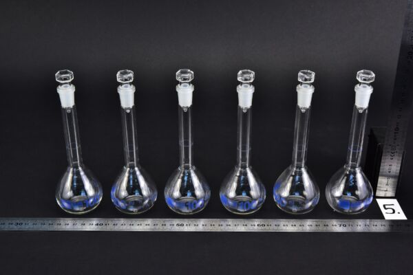 Set of six volumetric flasks with blue markings and octagonal-headed glass stoppers, 100 ml – No. 5 Set of six volumetric flasks with blue markings and octagonal-headed glass stoppers, 100 ml – No. 5