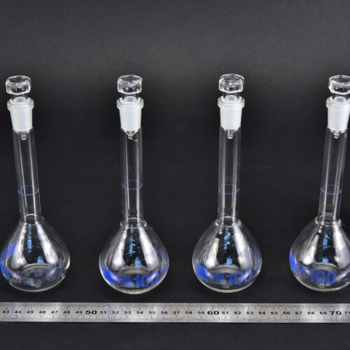 Set of four volumetric flasks with blue markings and octagonal-headed glass stoppers, 100 ml – No. 6 Set of four volumetric flasks with blue markings and octagonal-headed glass stoppers, 100 ml – No. 6