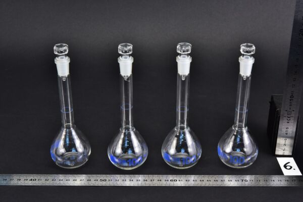 Set of four volumetric flasks with blue markings and octagonal-headed glass stoppers, 100 ml – No. 6 Set of four volumetric flasks with blue markings and octagonal-headed glass stoppers, 100 ml – No. 6