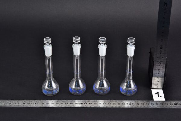Set of four volumetric flasks with blue markings and octagonal-headed glass stoppers, 25 ml – No. 1 Set of four volumetric flasks with blue markings and octagonal-headed glass stoppers, 25 ml – No. 1