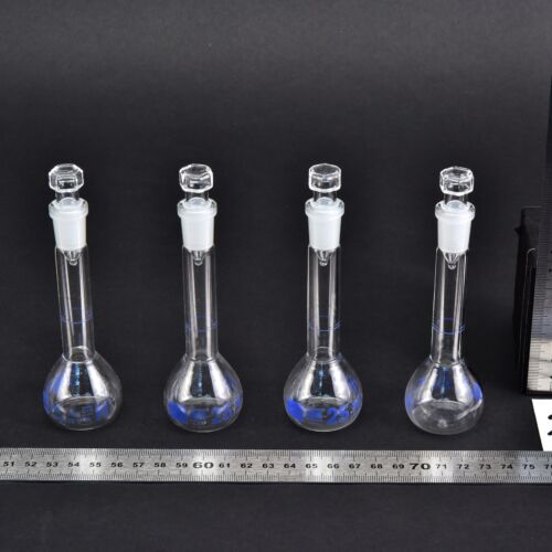 Set of four volumetric flasks with blue markings and octagonal-headed glass stoppers, 25 ml – No. 2 Set of four volumetric flasks with blue markings and octagonal-headed glass stoppers, 25 ml – No. 2