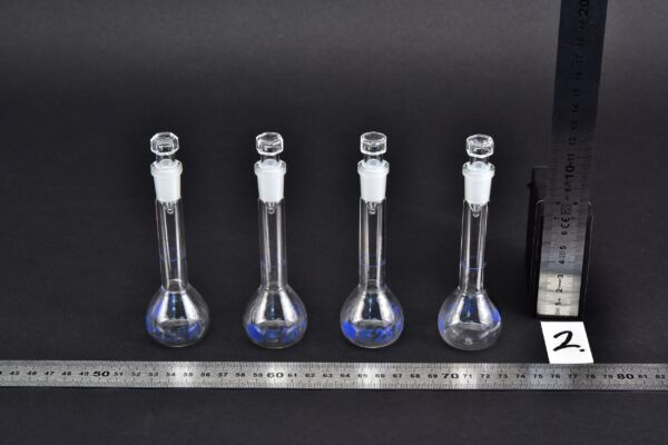 Set of four volumetric flasks with blue markings and octagonal-headed glass stoppers, 25 ml – No. 2 Set of four volumetric flasks with blue markings and octagonal-headed glass stoppers, 25 ml – No. 2