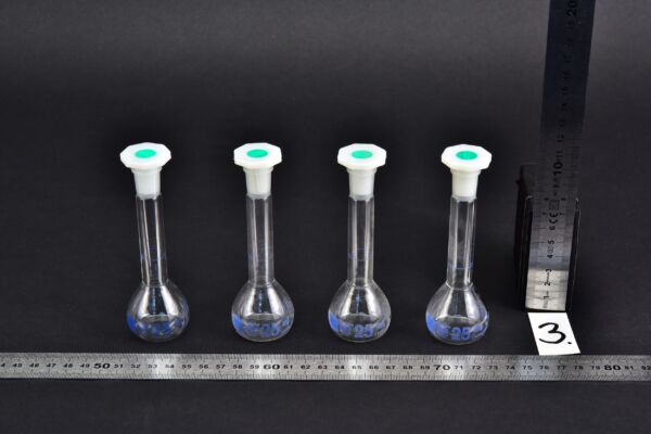 Set of four volumetric flasks with blue markings and plastic stoppers, 25 ml – No. 3 Set of four volumetric flasks with blue markings and plastic stoppers, 25 ml – No. 3