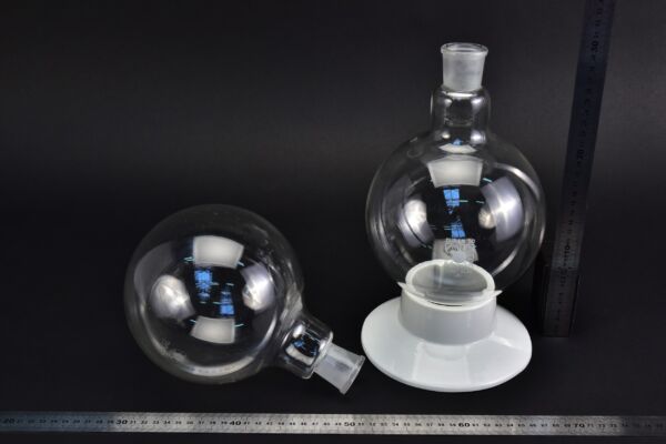 Pair of short-neck SCHOTT JENA / BORAL PULA round-bottom flasks with ground-glass joints, 2000 ml Pair of short-neck SCHOTT JENA / BORAL PULA round-bottom flasks with ground-glass joints, 2000 ml