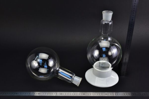 Pair of long-neck BORAL PULA round-bottom flasks with ground-glass joints, 2000 ml Pair of long-neck BORAL PULA round-bottom flasks with ground-glass joints, 2000 ml