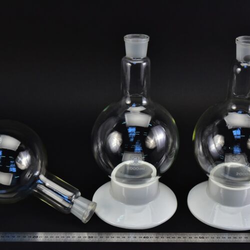 Set of three long-neck BORAL PULA round-bottom flasks with ground-glass joints, 2000 ml Set of three long-neck BORAL PULA round-bottom flasks with ground-glass joints, 2000 ml