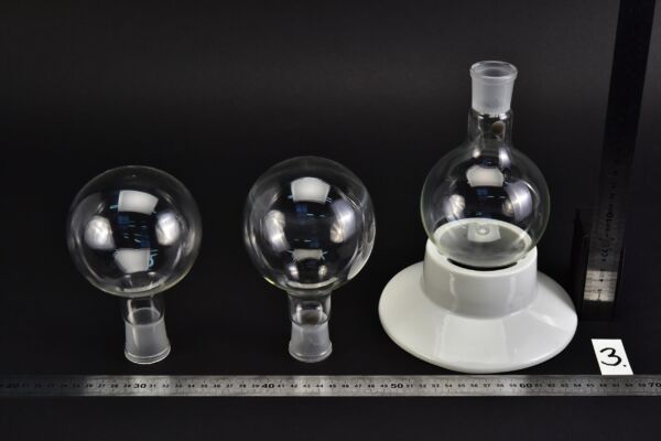 Set of three short-neck BORAL PULA round-bottom flasks with ground-glass joints, 500 ml – No. 3 Set of three short-neck BORAL PULA round-bottom flasks with ground-glass joints, 500 ml – No. 3