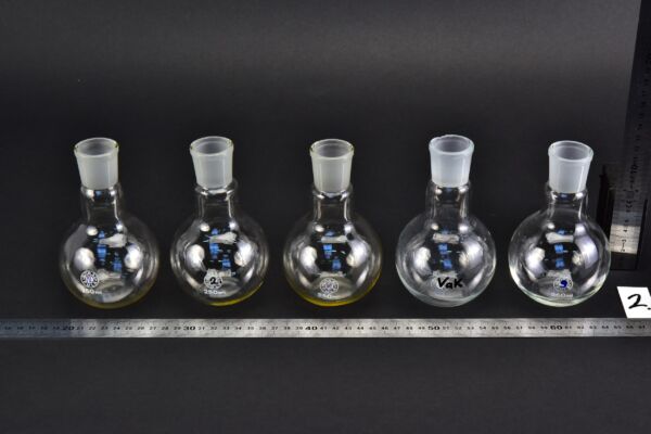 Set of five short-neck BORAL PULA flat-bottom flasks with ground-glass joints, 250 ml – No. 2 Set of five short-neck BORAL PULA flat-bottom flasks with ground-glass joints, 250 ml – No. 2