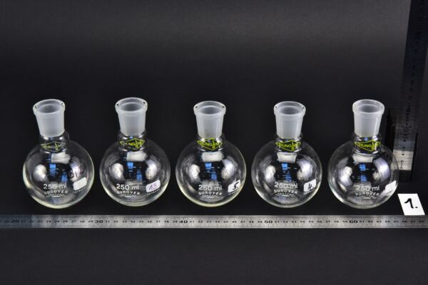 Set of five short-neck DUROVER flat-bottom flasks with HUNGAM LAB markings and ground-glass joints, 250 ml – No. 1 Set of five short-neck DUROVER flat-bottom flasks with HUNGAM LAB markings and ground-glass joints, 250 ml – No. 1