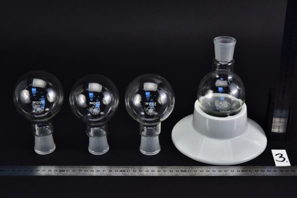 Set of four BORAL PULA round-bottom flasks with ground-glass joints, 250 ml – No. 3 Set of four BORAL PULA round-bottom flasks with ground-glass joints, 250 ml – No. 3