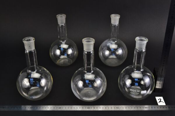 Ötdarabos, hosszú nyakú, lapos aljú lombikkészlet, csiszolatos csatlakozással, 1000 ml – Nr. 2 Ötdarabos, hosszú nyakú, lapos aljú lombikkészlet, csiszolatos csatlakozással, 1000 ml – Nr. 2