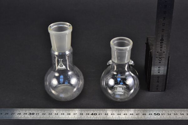 Pair of small flat-bottom flasks with ground-glass joints – MTA KUTESZ / ÜVEGTECHNIKA Pair of small flat-bottom flasks with ground-glass joints – MTA KUTESZ / ÜVEGTECHNIKA