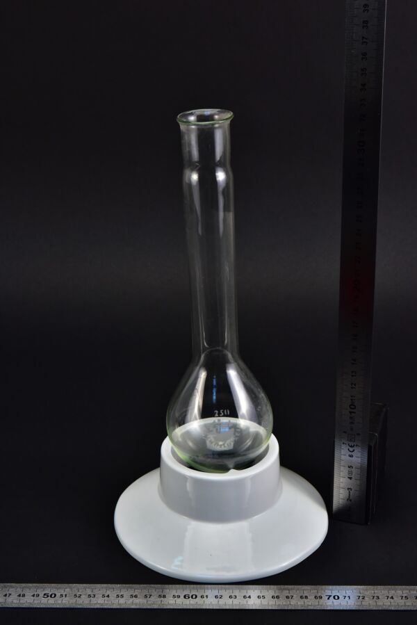 Long-neck SIAL Kjeldahl-type flask, 250 ml – Czechoslovakia Long-neck SIAL Kjeldahl-type flask, 250 ml – Czechoslovakia