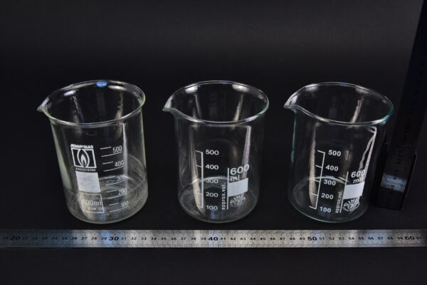 Set of three JENAerGLAS RASOTHERM and SIMAX low-form beakers, 600 ml Set of three JENAerGLAS RASOTHERM and SIMAX low-form beakers, 600 ml