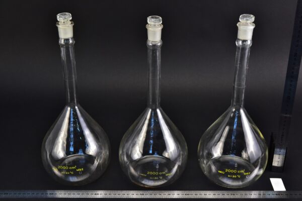 Set of three MSZ volumetric flasks, 2000 ml, with yellow markings and glass stoppers Set of three MSZ volumetric flasks, 2000 ml, with yellow markings and glass stoppers