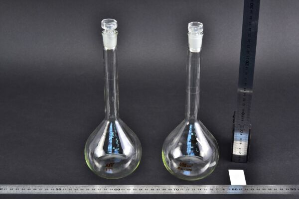 Pair of ASV volumetric flasks, 500 ml, with glass stoppers Pair of ASV volumetric flasks, 500 ml, with glass stoppers